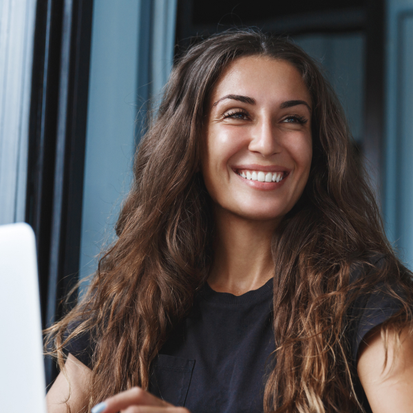 busineswoman-work-from-home-laptop_square